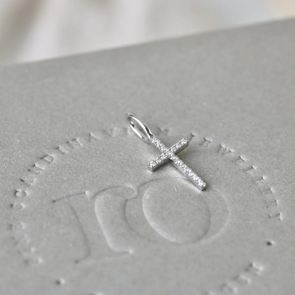 Symbols Kors Diamant vedhæng - 18kt Hvidguld