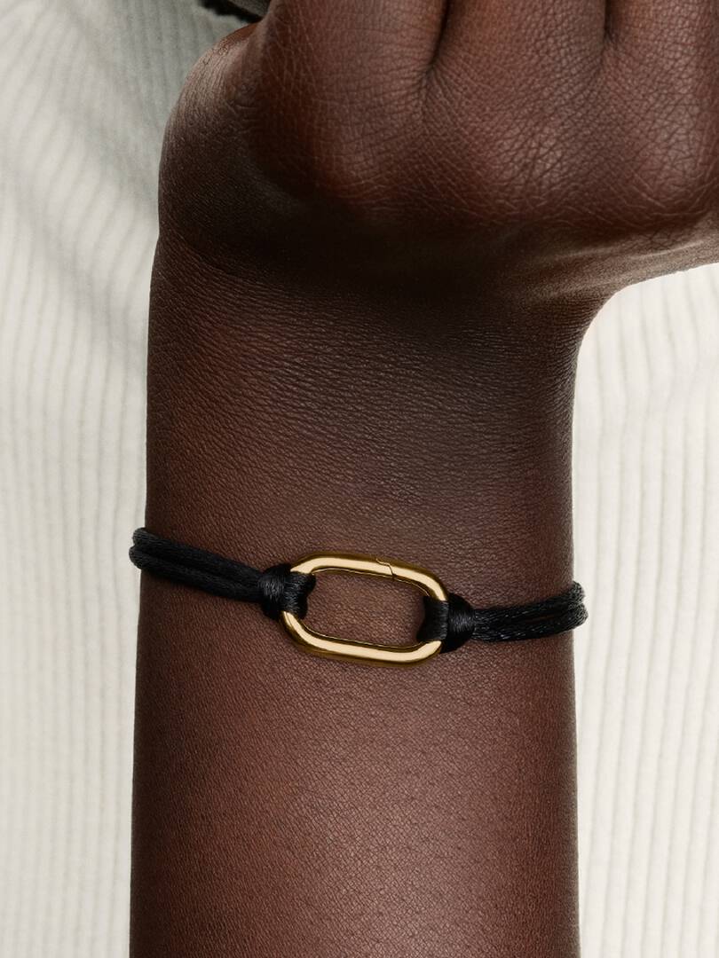 Armbånd med snor og led, der kan åbnes