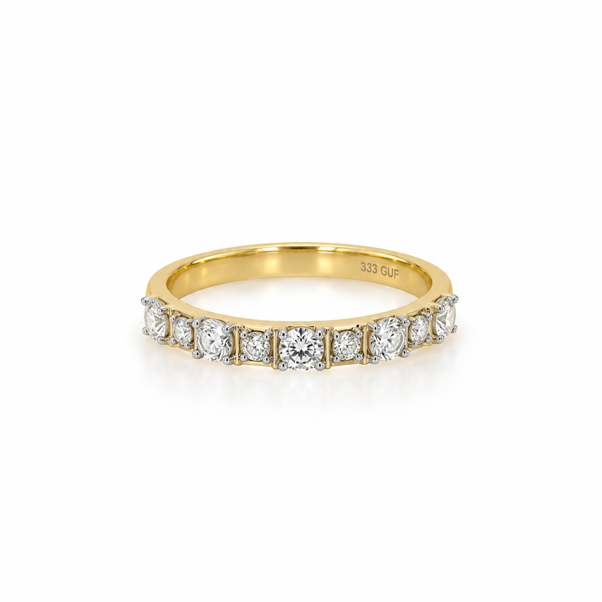 8 karat guldring med kubiske zirkoner
