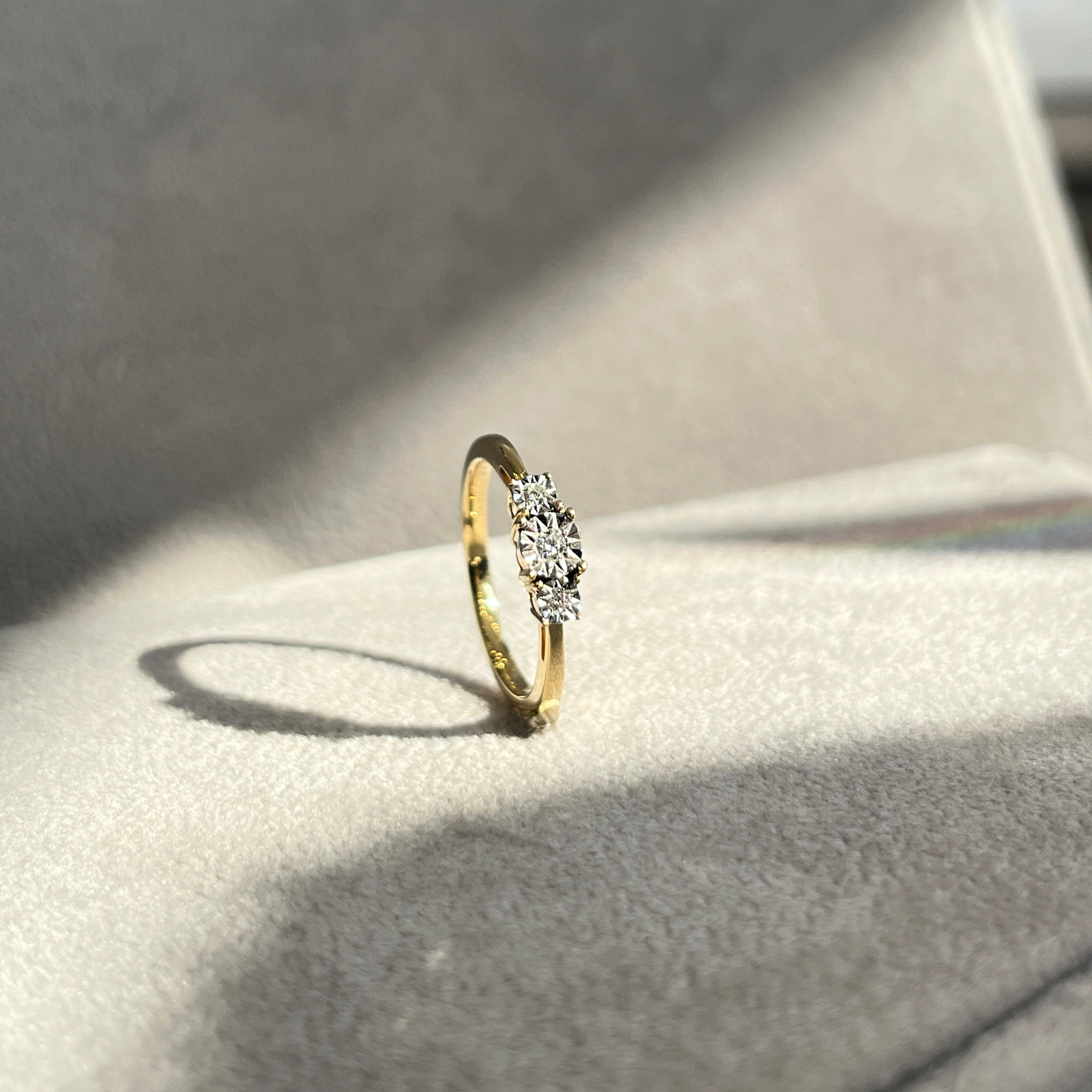 14 Karat Tre-stens Ring