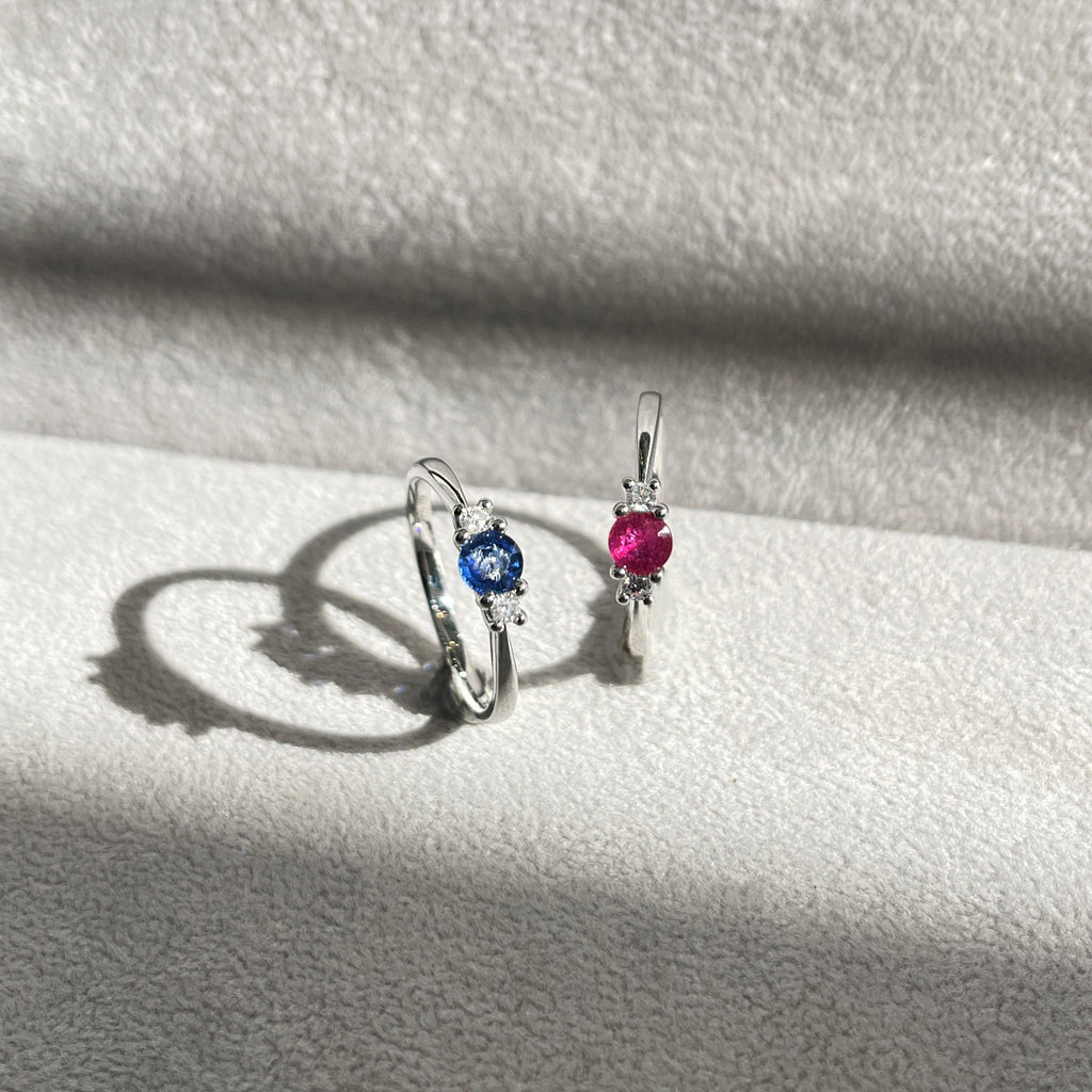 14 Karat Hvidguld Tre-stens Safir Ring