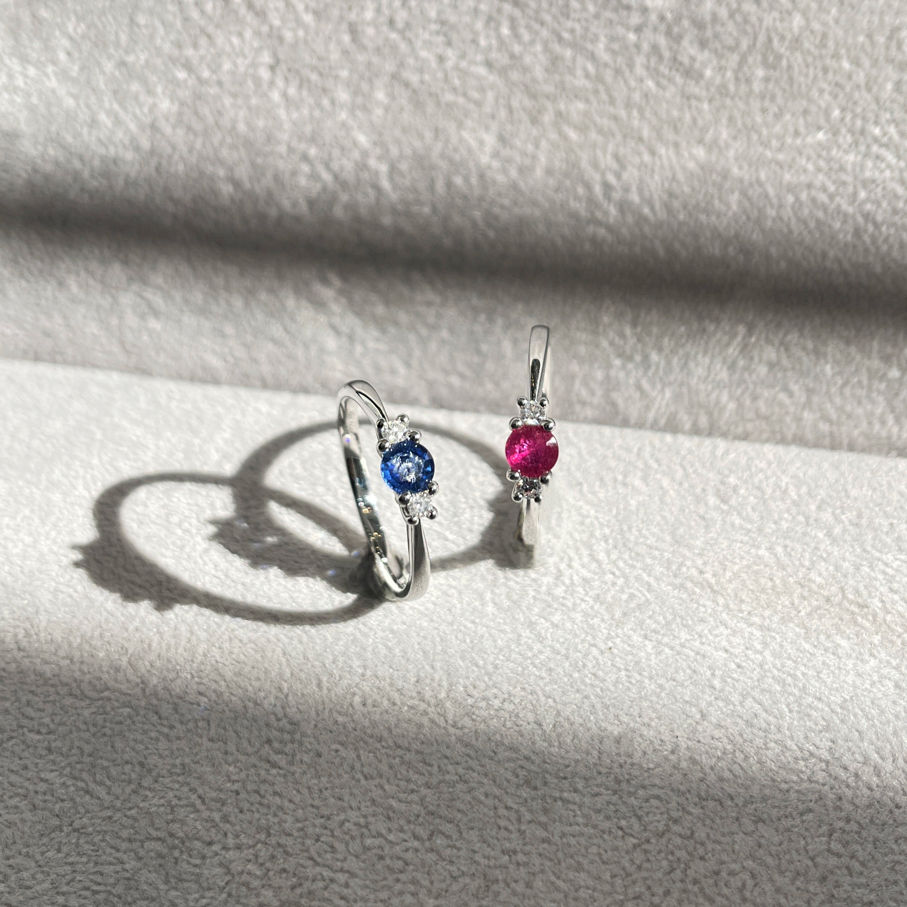 14 Karat Hvidguld Tre-stens Safir Ring