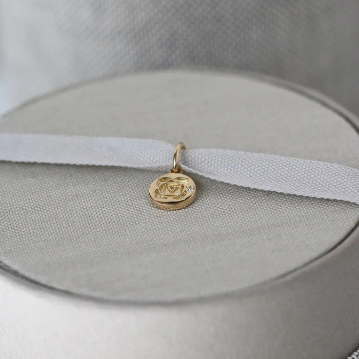Inner Peace Rodchakra vedhæng - 18kt Rødguld
