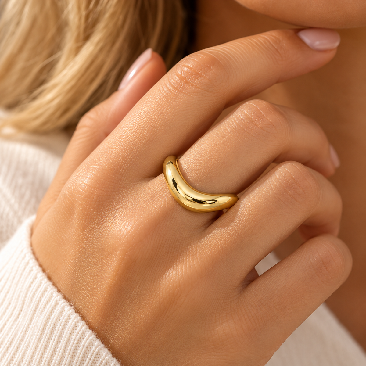 8 kt. guldring med elegant bølgedesign