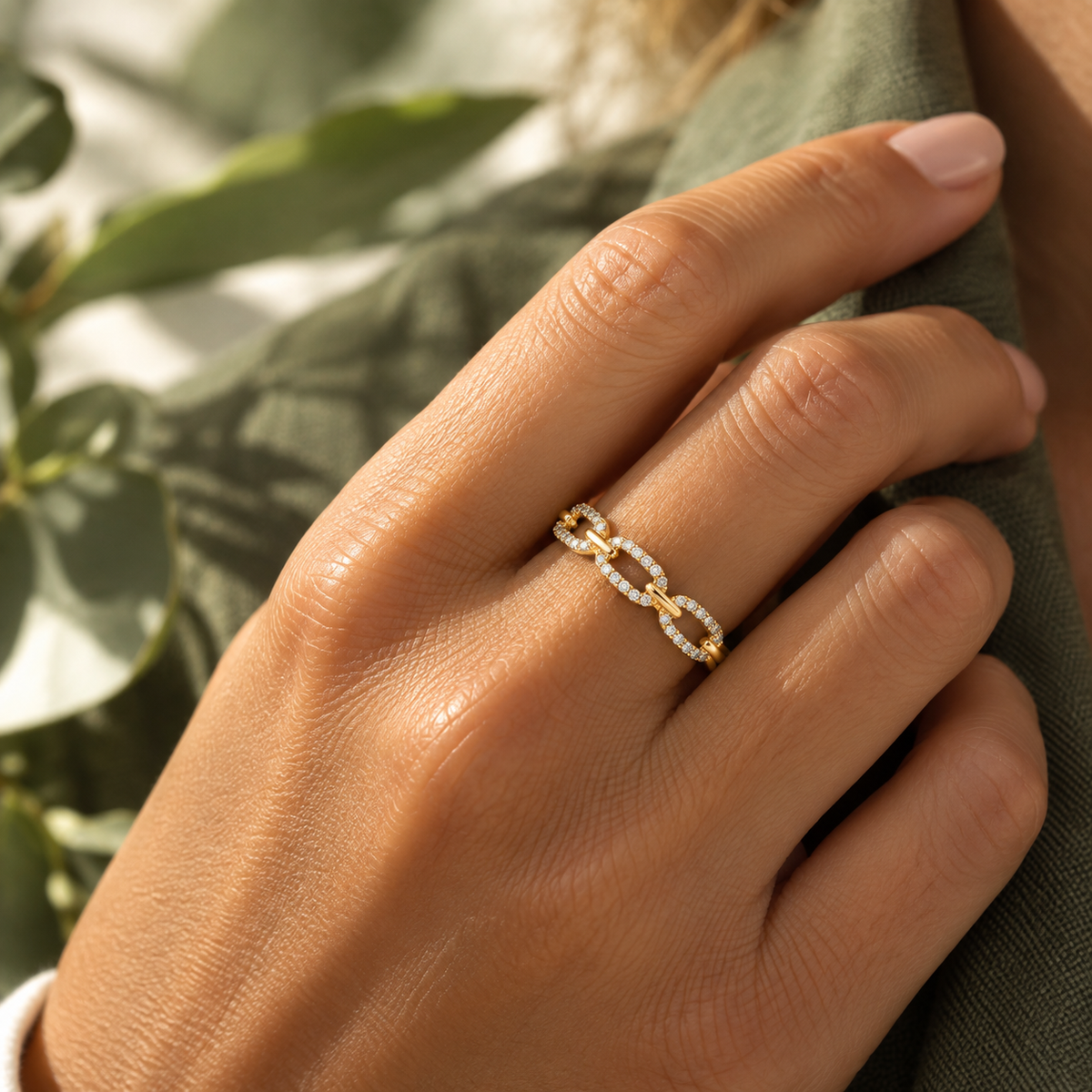 Elina – forgyldt ring med funklende zirkonled