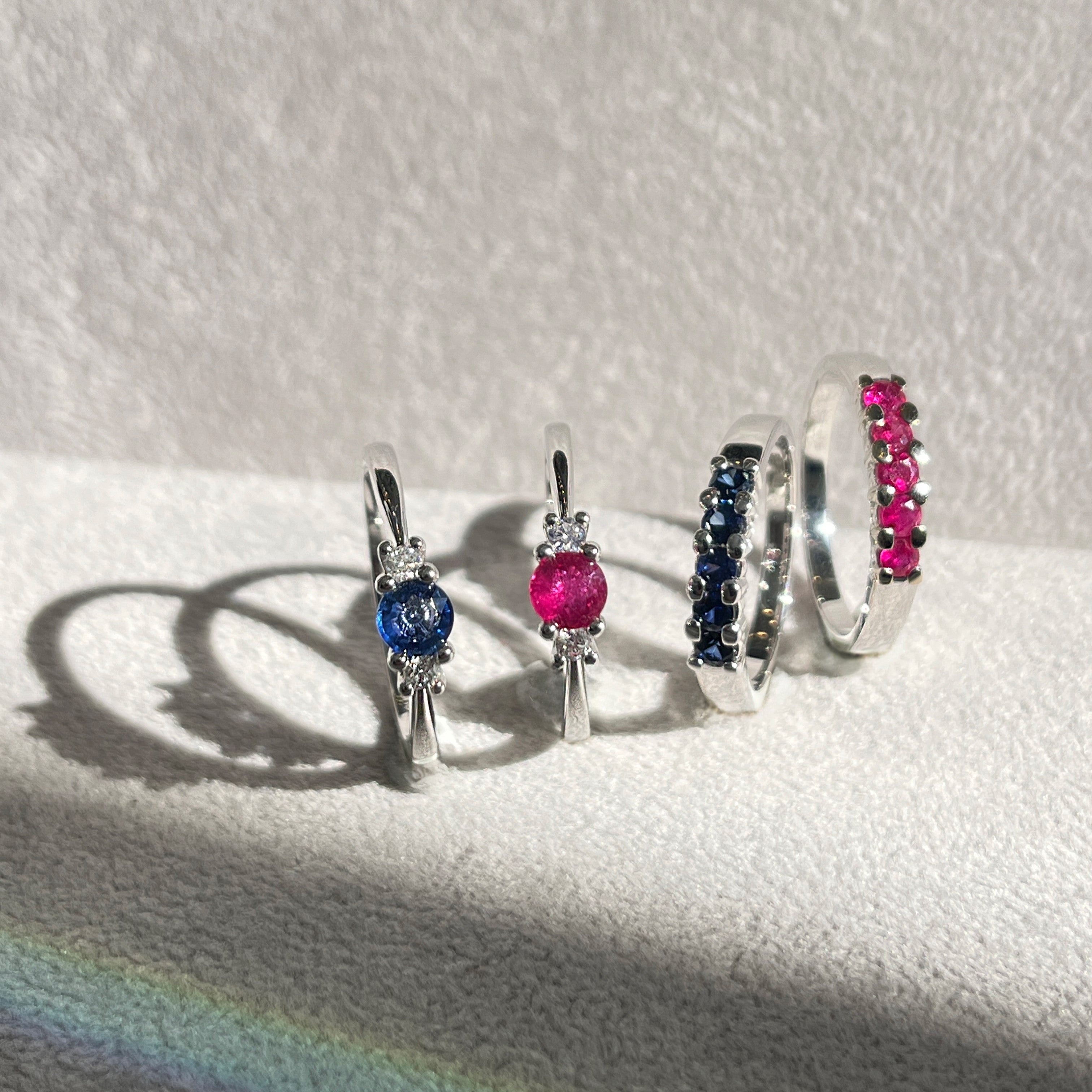 14 Karat Hvidguld Tre-stens Safir Ring