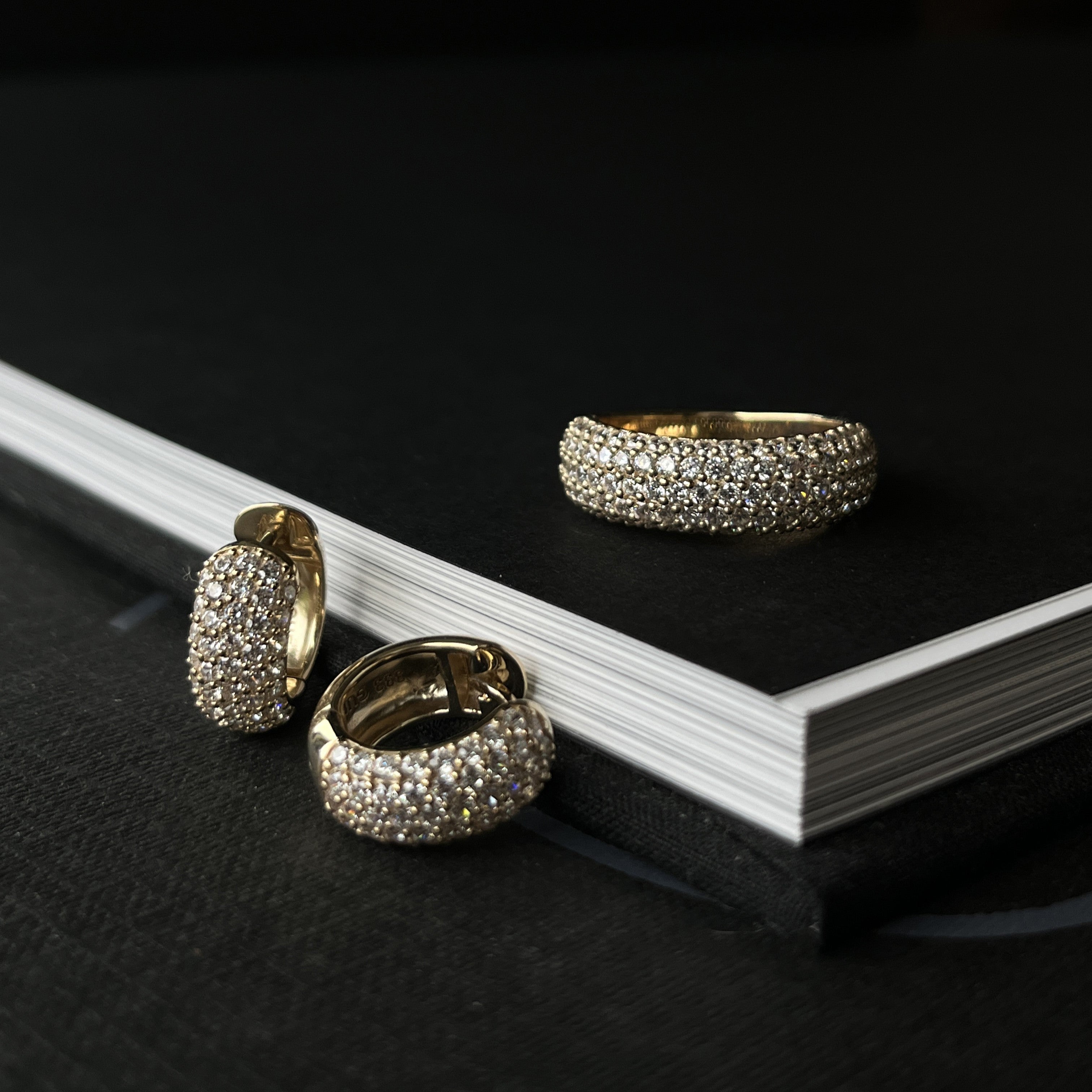 8 Karat Halo Glow Ring