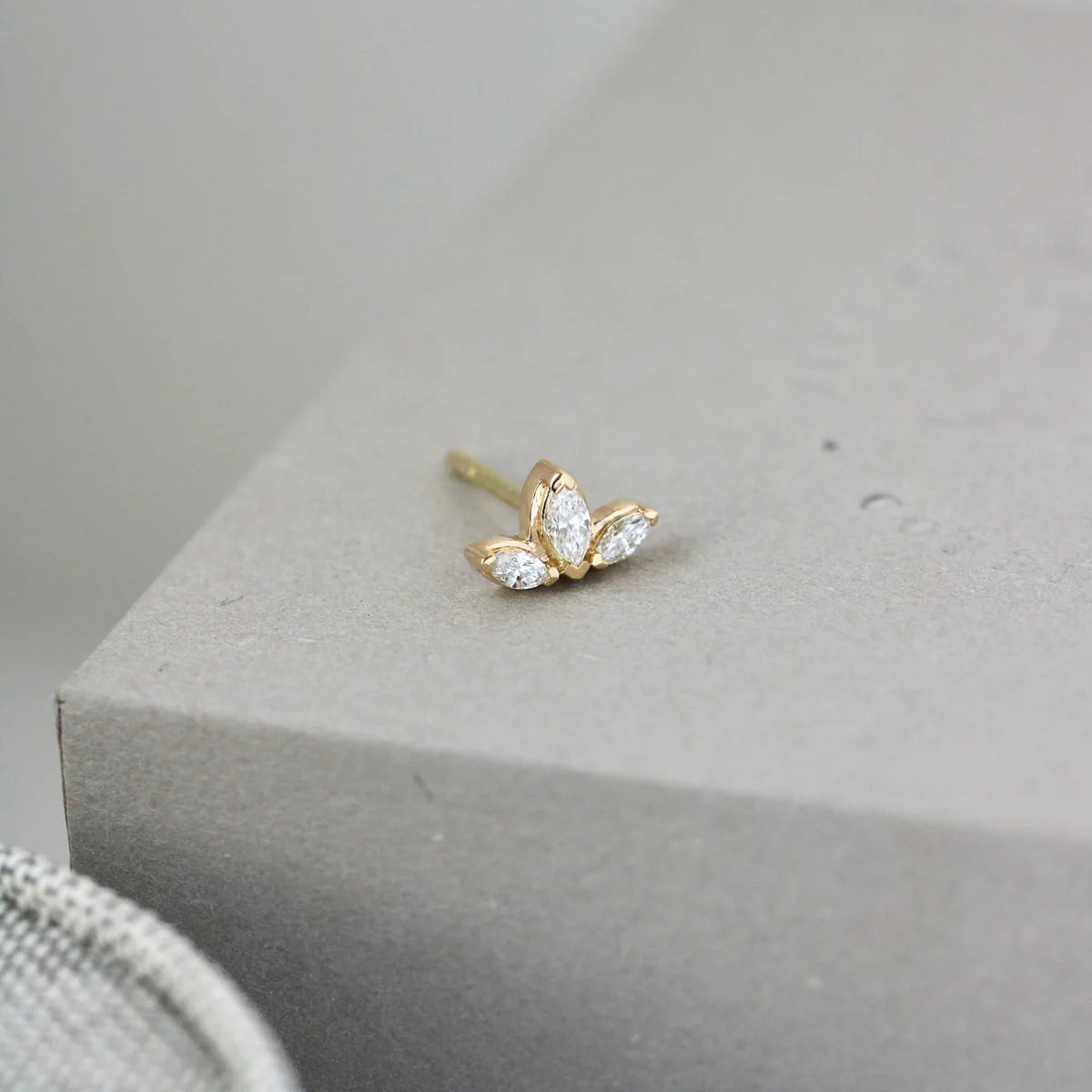 Inner Peace Lotus diamant ørestik - 18kt Rødguld