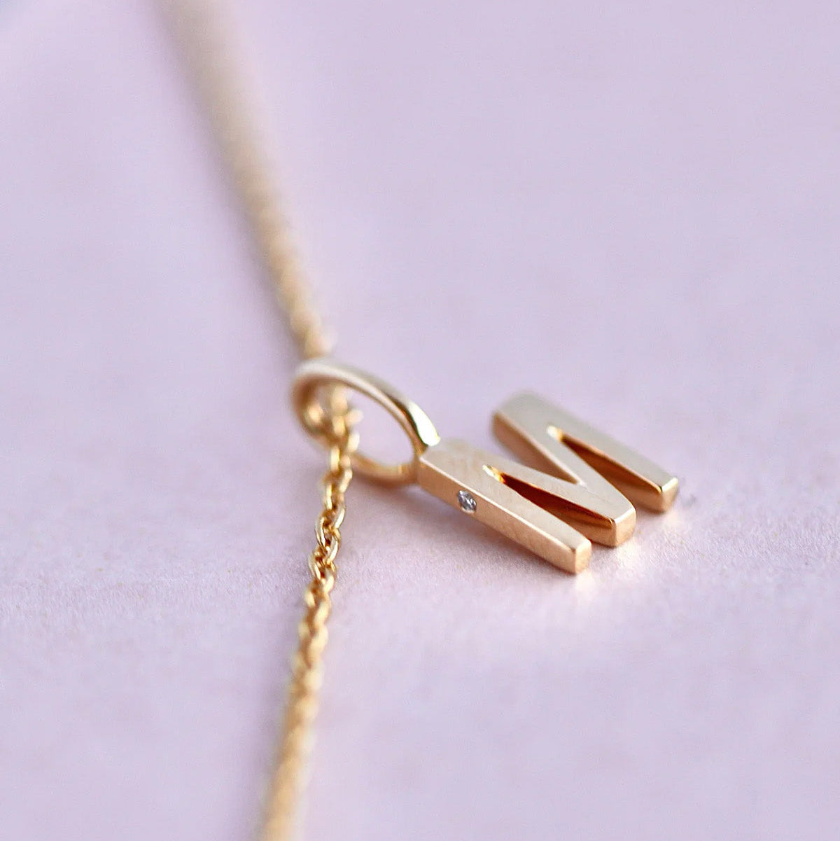 My M vedhæng - 18kt Rødguld