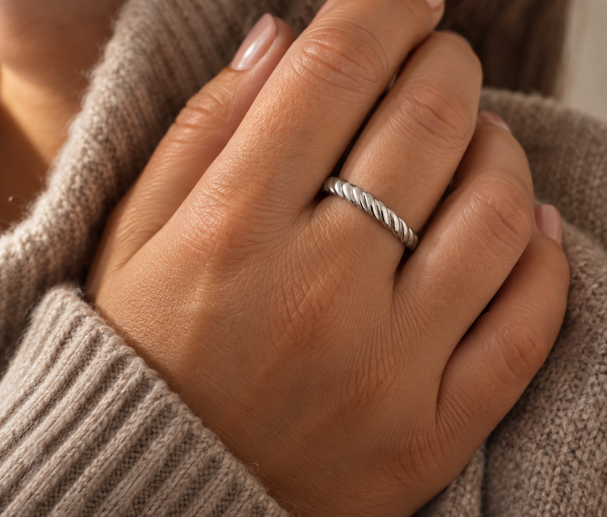 Sofia – elegant sølvring med snoet design