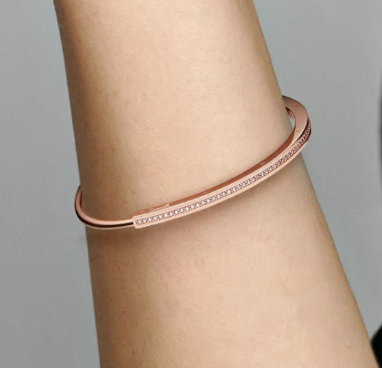Rosa forgyldt armring med glinsende kubiske zirkoner