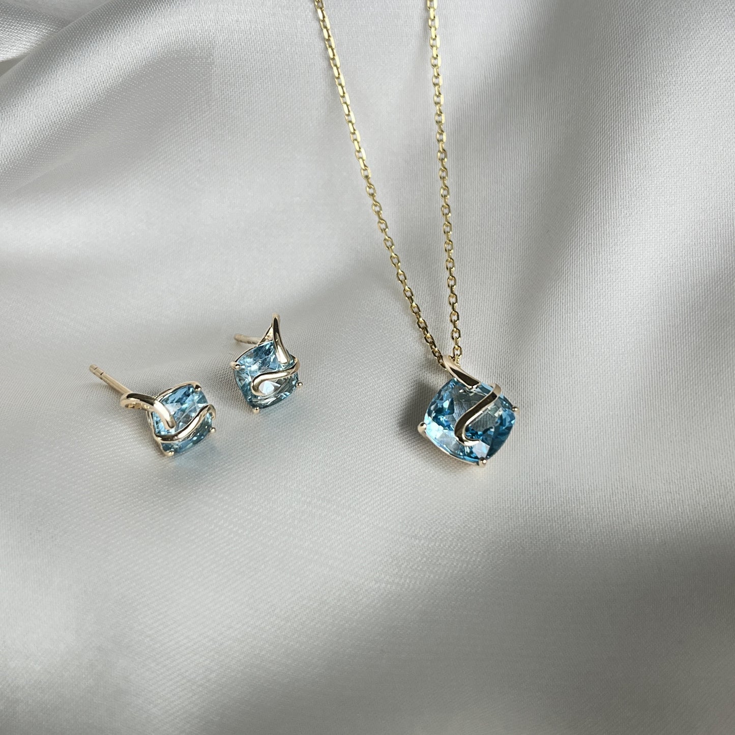 8 Karat Blue Skyline Ørestikker