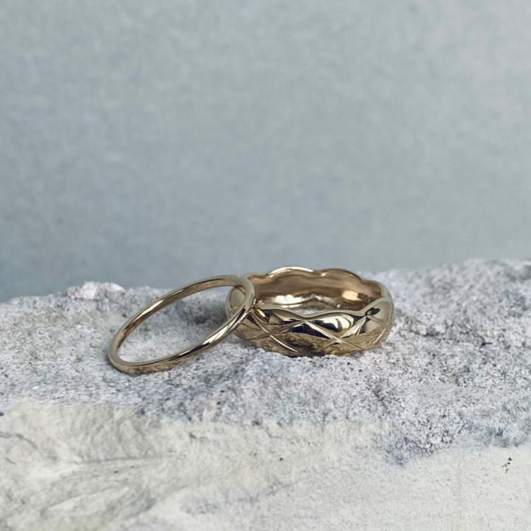 Forgyldt Elegant Stribet Ring