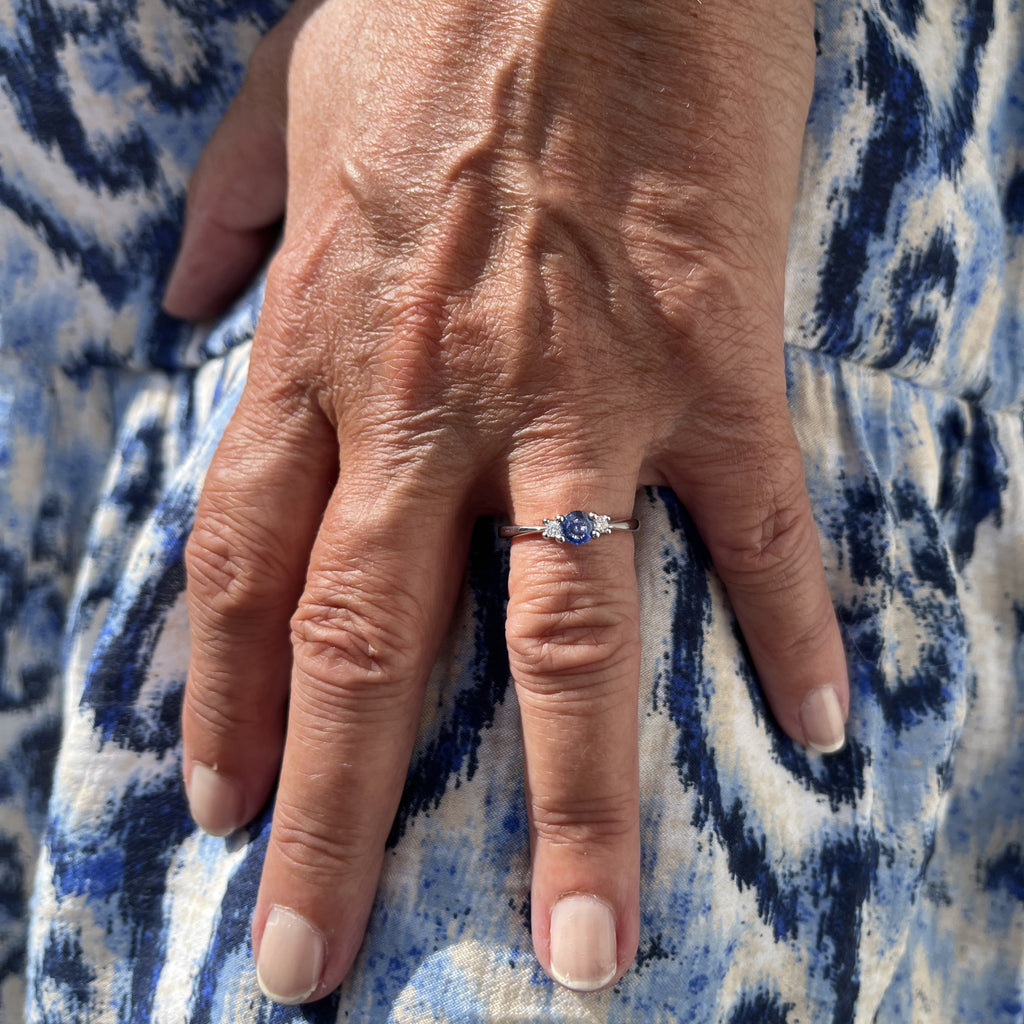 14 Karat Hvidguld Tre-stens Safir Ring