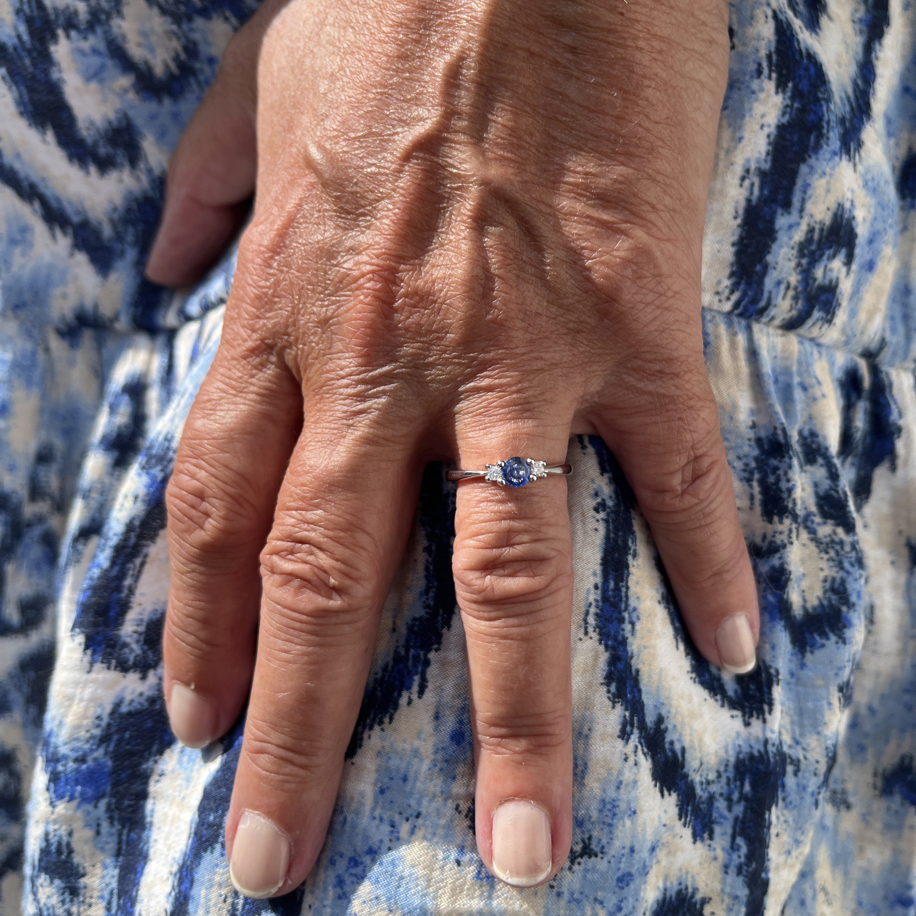 14 Karat Hvidguld Tre-stens Safir Ring