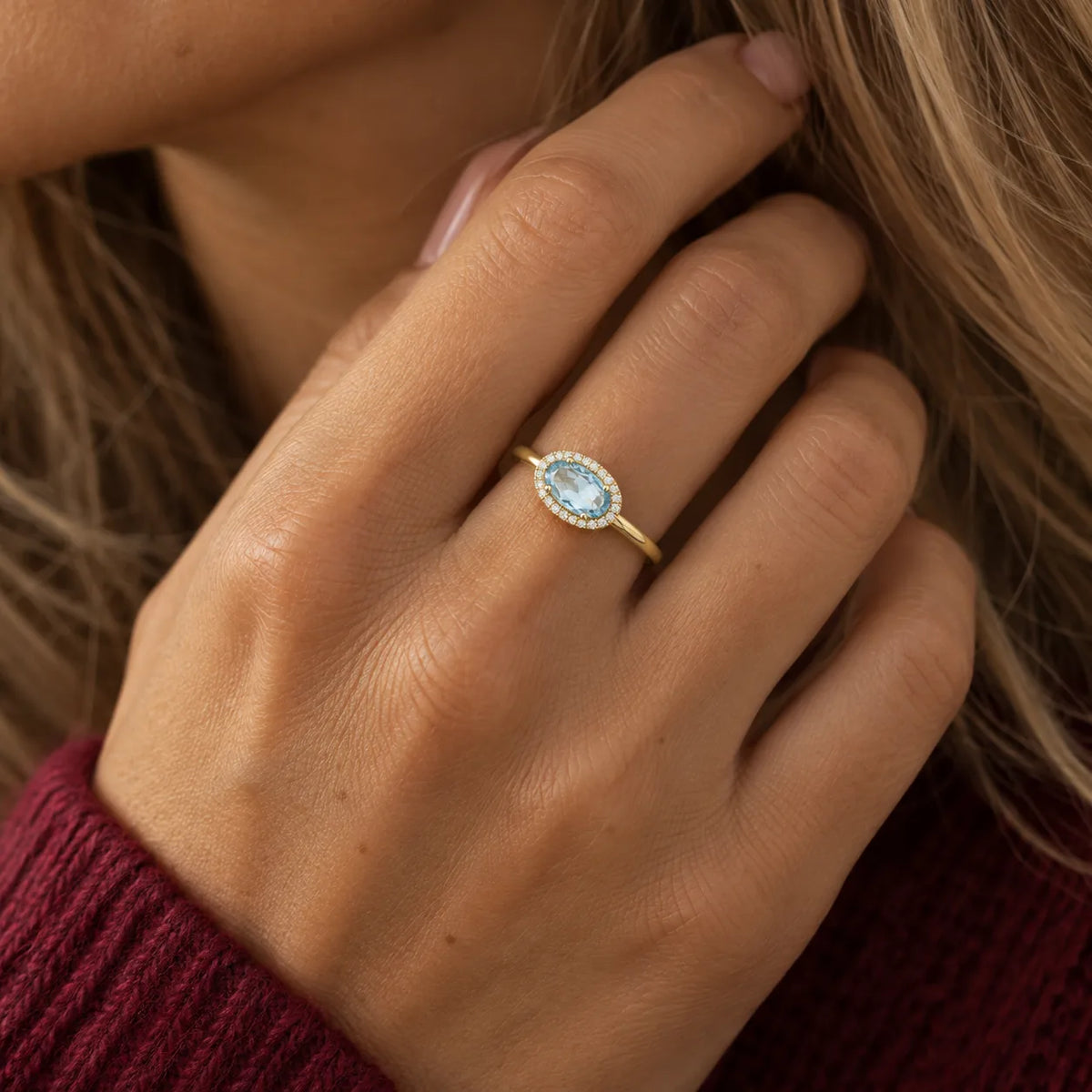 Celeste – Eksklusiv ring i 14 karat guld med Swiss Blue Topas og diamanter