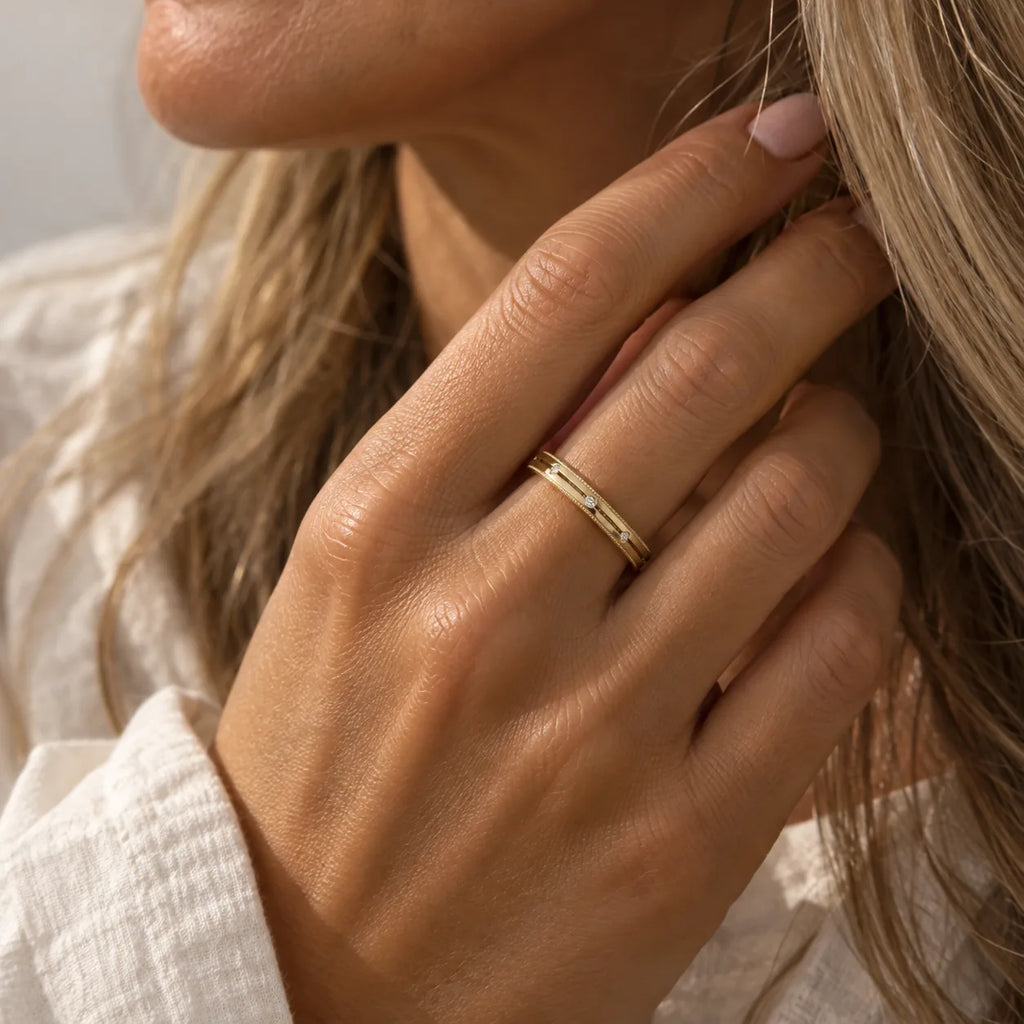 Elvira – Elegant ring i 14 karat guld med diamanter