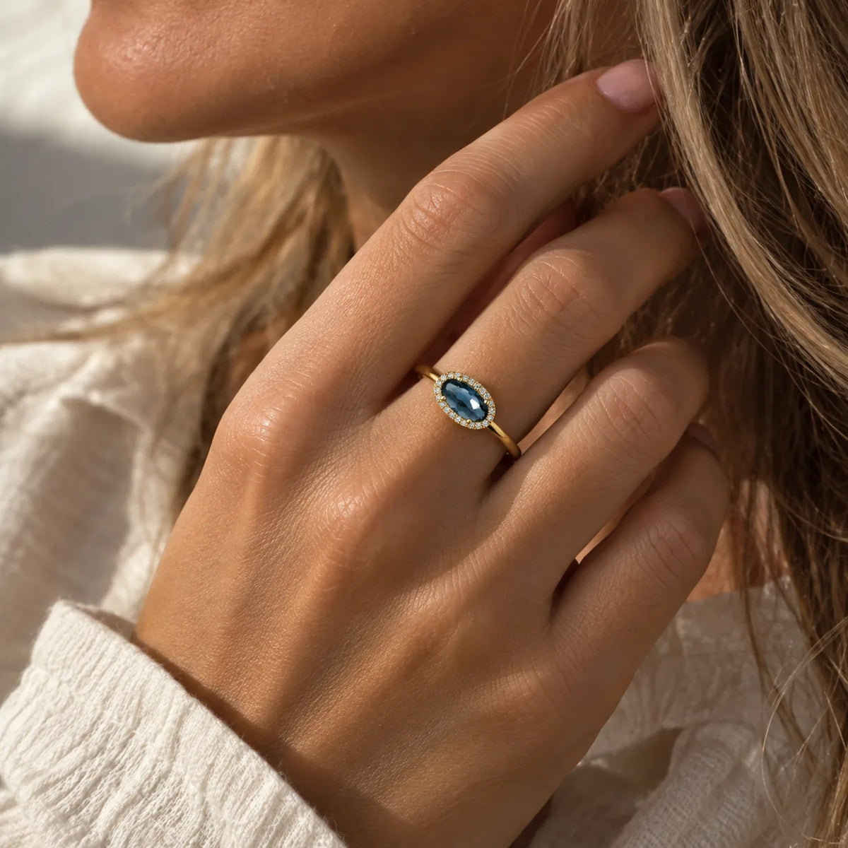 Aurelia – Elegant ring i 14 karat guld med London Blue Topas og diamanter