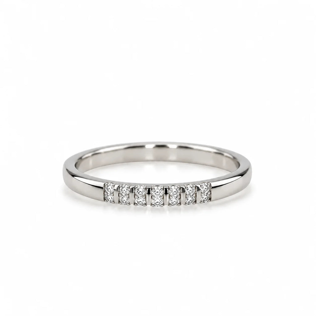 Elegant sølvring med kubiske zirkoner