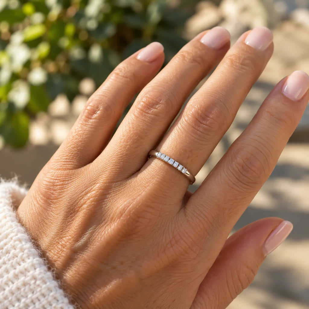 Elegant sølvring med kubiske zirkoner